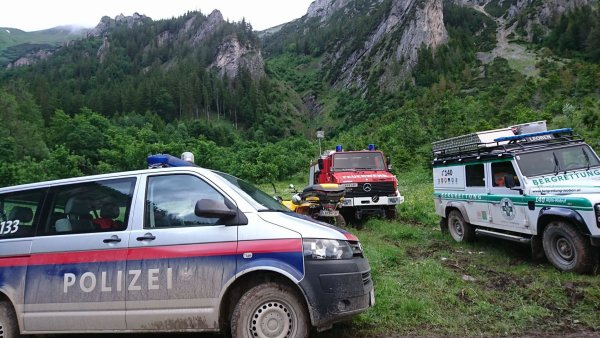 Die Frau stürzte etwa 30 Meter tief. (Symbolbild) - © Roland Theny/Filmteam-Austria/dpa