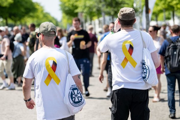 Mit gelber Schleife auf dem Veteranentag. Das Symbol erinnert an die Gefallenen und Verwundeten der Einsätze. - © Fabian Sommer/dpa