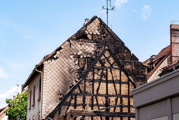 Nach dem Großbrand in der Innenstadt von Villingen sind die Häuser zunächst nicht mehr bewohnbar, zwei der sechs Gebäude sind zum Teil eingestürzt. - © Joshua Rzepka/onw-images/dpa