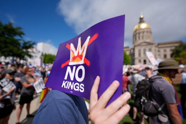 «No Kings» (Keine Könige) war das übergreifende Motto der Proteste. - © Mike Stewart/AP/dpa