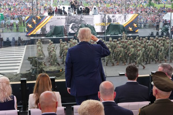 Trump schaut sich an seinem Geburtstag die Militärparade an. - © Doug Mills/Pool The New York Times/AP/dpa