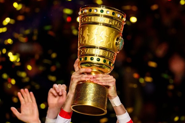 Das Objekt der Begierde: der goldene Pokal. - © Tom Weller/dpa