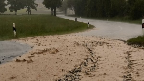 In manchen Regionen Deutschlands gab es starken Regen und Sturmböen. - © André März/NEWS5/dpa