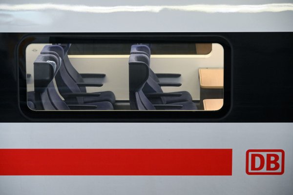 Sitzplatzreservierungen im Fernverkehr der Bahn sind zum Fahrplanwechsel am Sonntag teurer geworden. Die Familienreservierungen hat der Konzern zudem trotz aller Kritik abgeschafft. (Archivbild) - © Uwe Zucchi/dpa