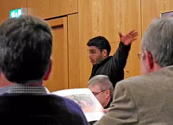 Ein alkoholisierter Asylbewerber st&ouml;rte den Rat in H&ouml;velhof, musste von Polizisten abgef&uuml;hrt werden. - &copy; FOTO: GRABBE