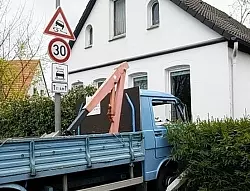 Den Laternenpfahl gestreift, den Zaun &uuml;ber- und die Mauer angefahren. Die Tour eines Kleintransporters endete am Samstag an der Detmolder Stra&szlig;e vor einer Hauswand. - &copy; FOTO: BERND PICKER