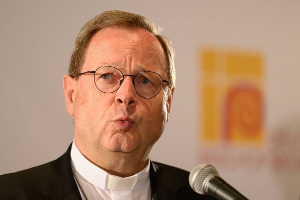 Der Vorsitzende der Deutschen Bischofskonferenz, Georg Bätzing, ist angesichts Hunderttausender Kirchenaustritte in den vergangenen Jahren besorgt. - © Swen Pförtner/dpa