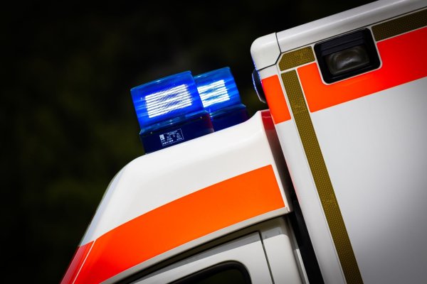 Ein Mann wird bei einem Unfall schwer verletzt. (Symbolbild) - © Moritz Frankenberg/dpa