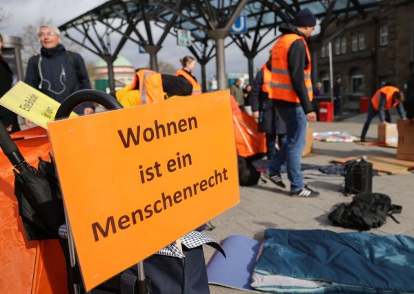 Für Projekte gegen Wohnungslosigkeit von Städten und Kreisen sollen Fördermittel in NRW weiter bereitstehen. (Symbolbild) - © Christian Charisius/dpa
