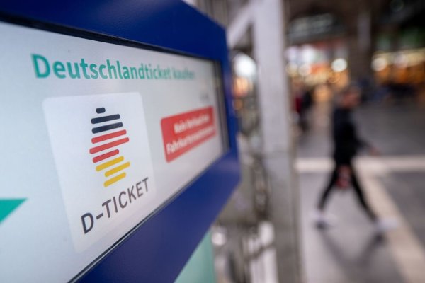 Die Verkehrsminister entscheiden heute über einen neuen Preis für das Deutschlandticket ab 2025. (Archivbild) - © Sebastian Gollnow/dpa