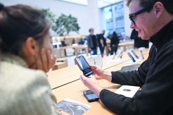 Dieser Mann ist einer der ersten Käufer des iPhone 16 in Deutschland. Gerade richtet er das Gerät im Apple Store in Berlin-Mitte ein. - © Sebastian Christoph Gollnow/dpa