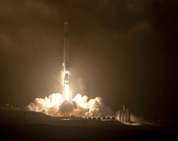Die SpaceX Falcon 9 Rakete startet mit dem Double Asteroid Redirection Test (DART) an Bord vom Space Launch Complex 4E auf der Vandenberg Space Force Base in Kalifornien. - © Bill Ingalls/NASA/AP/dpa