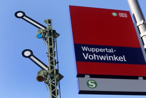 Vermutlich durch Messerstiche ist ein Mann am Bahnhof Wuppertal-Vohwinkel schwer verletzt worden. (Archivbild) - © picture alliance / Roland Weihrauch/dpa