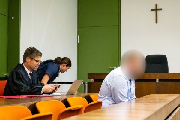 Ein 38-Jähriger steht vor dem Landgericht München I, weil er zwei Frauen um 175.000 Euro betrogen haben soll. Die Beziehung zu den Opfern baute er mittels einer Dating-App auf. (Archivfoto) - © Lennart Preiss/dpa