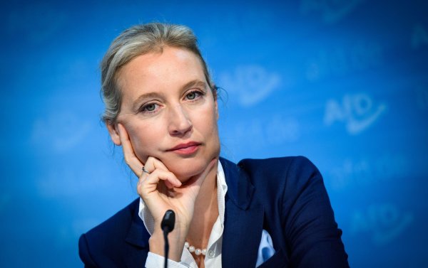 AfD-Chefin Alice Weidel freut sich zwar über den Stimmenzuwachs ihrer Partei bei der Landtagswahl in Brandenburg. Dass eine Regierungsbeteiligung dennoch für die AfD bisher in keinem Bundesland in Sicht ist - anders als für das BSW - sorgt in der AfD-Spitze allerdings nicht für gute Laune. - © Bernd von Jutrczenka/dpa