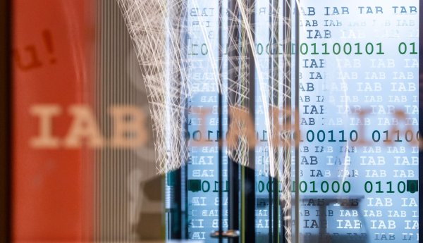 Die Situation auf dem deutschen Arbeitsmarkt wird in näherer Zukunft nicht besser, prognostiziert das Institut für Arbeitsmarkt- und Berufsforschung. - © Daniel Karmann/dpa