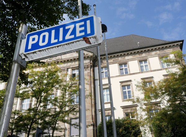 Das Essener Fachkommissariat für die Bekämpfung von Clankriminalität hat nach Attacken auf Klinikpersonal die Ermittlungen übernommen. (Archivbild) - © Roland Weihrauch/dpa