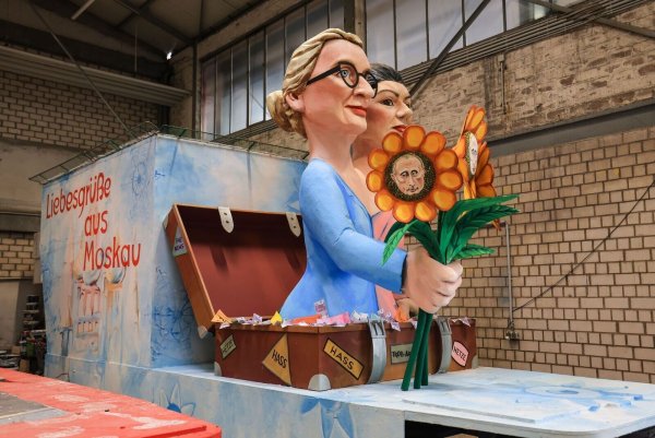 Dieser Motivwagen soll beim diesjährigen Rosenmontagszug in Köln die Jecken erheitern. - © Oliver Berg/dpa