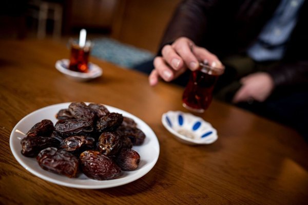 Am 1. März beginnt Ramadan. Für viele Musliminnen und Muslime bedeutet das: nichts essen und nichts trinken zwischen Sonnenauf- und Sonnenuntergang. - © Fabian Sommer/dpa/dpa-tmn