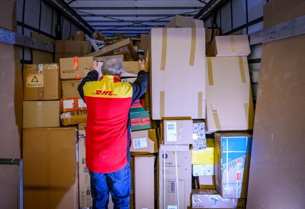 Ein DHL-Paketzentrum im Dezember 2024. Derzeit dürften sich die Paketmassen in so gut wie allen Paketzentren des Logistikers stauen, da es einen Warnstreik gegeben hat. - © Patrick Pleul/dpa