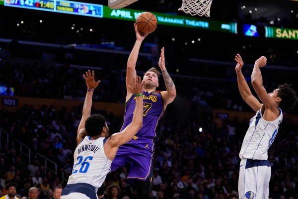 Luka Doncic (M) spielte erstmals gegen sein langjähriges Team. - © Mark J. Terrill/AP/dpa