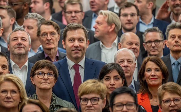 Ausnahmsweise mit Krawatte: Der sonst legere Lars Klingbeil setzt zur Feier einen stilistischen Akzent. - © Michael Kappeler/dpa
