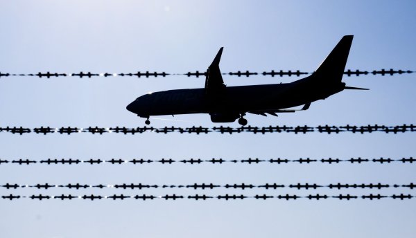 Im Januar 2025 wurden deutlich mehr Ausreisepflichtige aus Deutschland abgeschoben als im Vorjahresmonat. (Symbolbild) - © Julian Stratenschulte/dpa
