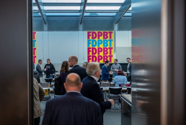 Die Abgeordneten beim Eintreffen zur wohl letzten Sitzung der aus dem Bundestag geflogenen FDP. - © Michael Kappeler/dpa