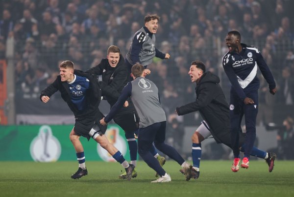 Grenzenlose Freude: Bielefeld feiert den Halbfinaleinzug. - © Friso Gentsch/dpa