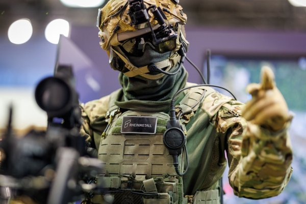 Eine Puppe mit einem Gewehr und der Kampfausrüstung «Gladus» des Rüstungskonzerns Rheinmetall steht auf der Nürnberger Waffenmesse Enforce-Tac. - © Daniel Karmann/dpa