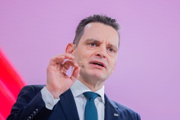 Eon-Chef Leonhard Birnbaum erklärt die Jahresbilanz von Deutschlands größtem Stromversorger und -netzbetreiber Eon. - © Rolf Vennenbernd/dpa