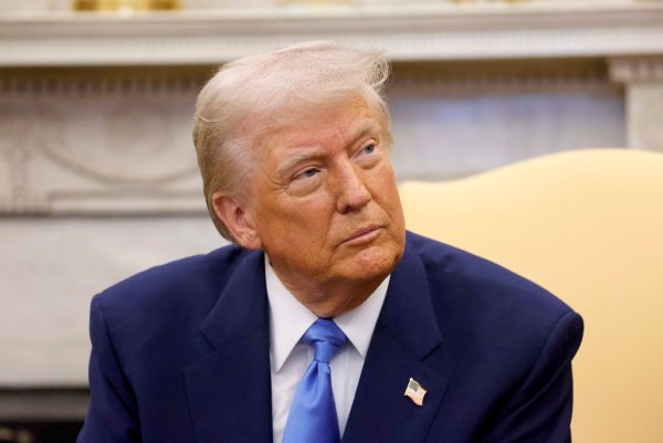 Trump hält an seinen Umsiedlungsplänen für den Gazastreifen fest und präsentiert seine Vision in einem KI-Video. - © Ludovic Marin/AFP Pool via AP/dpa