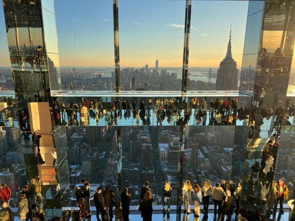 Verspiegelter Blick aufs Empire State Building. - © Benno Schwinghammer/dpa