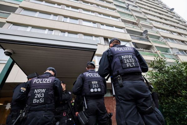 Ordnungsamt und Polizei haben im Oktober die Bewohner im Problem-Hochhaus «Weißer Riese» kontrolliert. (Archivbild) - © Christoph Reichwein/dpa