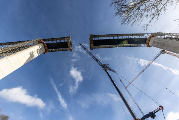 Gestern fehlten noch einige Meter, nun ist die Verbindung wieder herstellt: Bis man die Rahmede-Talbrücke auch wieder befahren kann, dauert es noch ein gutes Jahr. - © Dieter Menne/dpa