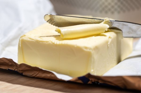 Erst im Oktober war ein Rekordpreis für Butter erreicht worden - nun sinken die Preise. (Symbolbild) - © Hendrik Schmidt/dpa