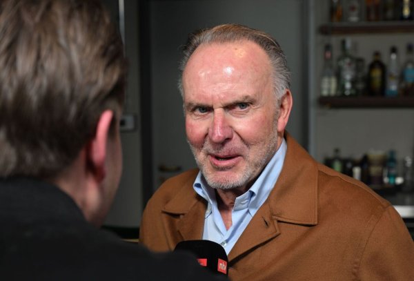 Ex-Bayern-Chef Karl-Heinz Rummenigge heizt das Champions-League-Duell mit Bayer Leverkusen schon mal verbal an. - © Felix Hörhager/dpa