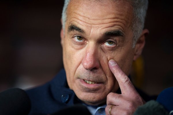 Der rechtsextreme und kremlfreundliche Ex-Präsidentenkandidat Calin Georgescu wurde in Bukarest von der Polizei abgeführt. - © Vadim Ghirda/AP/dpa