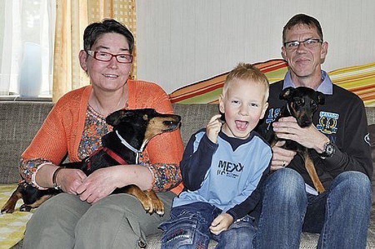 Glücklich mit ihrer Familie: Alexandra Schneider (38) mit Sohn Joshua (4), Ehemann Ulrich (47) und den Hunden Loui und Dorle. Sie freut sich, dass ihr krankes Herz "repariert" und einem anderen implantiert werden konnte. Foto: Watermann