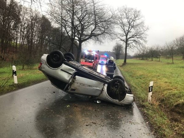 Der Opel erlitt Totalschaden und wurde abgeschleppt. - © Feuerwehr Lemgo