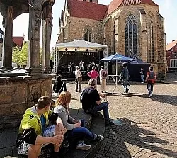 Der Neue Markt bei dem von Heiko von der Schlippen organisierten Event, das der stellvertretende Bürgermeister Andreas Rödel mit dem Stuntman eröffnete. - © FOTO: JWL