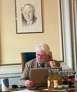 Elmar Brok auf dem Stuhl im Herforder Rathaus, den sich Adenauer 1946 schnappte. - &copy; Privat