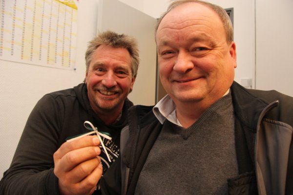 Es muss nicht immer eine Uniform sein: Vorsitzender Thomas Riepe (rechts) und Bataillonskommandeur Detlef Bollhöfer zeigen das Band der Sympathie. Das sollen sich nach ihrem Wunsch viele Salzufler in diesem Jahr anheften, um auch in Zivil ihre Zuneigung zum Verein zu demonstrieren. - © Stefan Backe