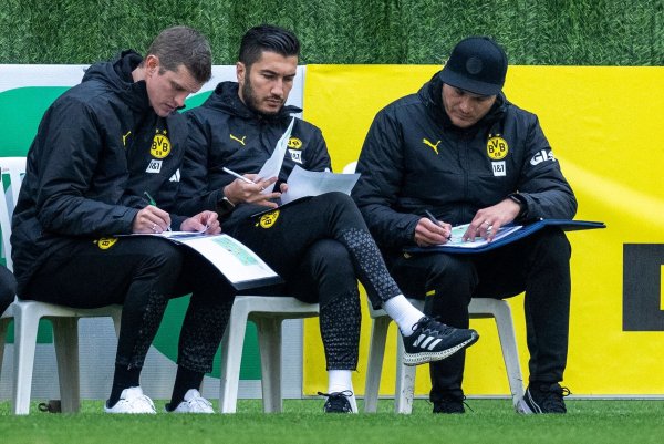 Dortmunds Co-Trainer Sven Bender (l-r), Nuri Sahin und Trainer Edin Terzic am Spielfeldrand. - © David Inderlied/dpa