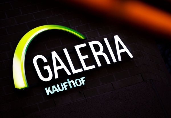 Blick auf das Logo des Kaufhaus Galeria Kaufhof in der Innenstadt. - © Thomas Banneyer/dpa/Symbolbild