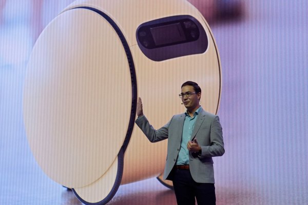 Jonathan Gabrio, Leiter des Connected Experience Center bei Samsung Electronics America, präsentiert den kugelförmigen Roboter «Ballie». - © John Locher/AP/dpa
