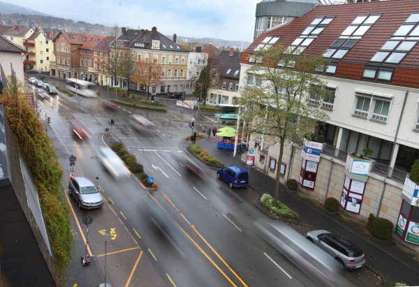 Der Verkehrsknotenpunkt an der Kreuzung vor dem Klinikum wird nach dem Stand der Dinge ab 2022 ausgebaut und optimiert. Erste
Planungen dafür liegen inzwischen vor. - © Vera Gerstendorf-Welle