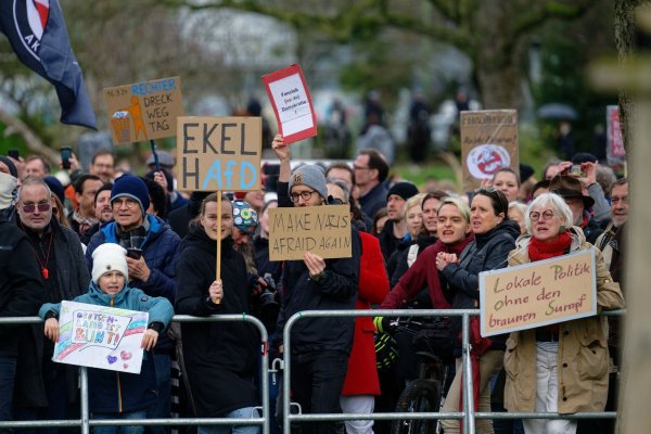 Wie vor knapp einem Jahr werden in Düsseldorf am Samstag voraussichtlich wieder Tausende gegen die AfD und den Rechtsextremismus auf die Straße gehen. (Archivbild) - © Henning Kaiser/dpa