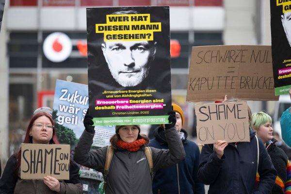Vergangene Woche war FDP-Spitzenkandidat Christian Lindner für eine Wahlkampfveranstaltung in Dresden. Gegner der Partei nahmen das zum Anlass für eine Demonstration. - © Sebastian Kahnert/dpa