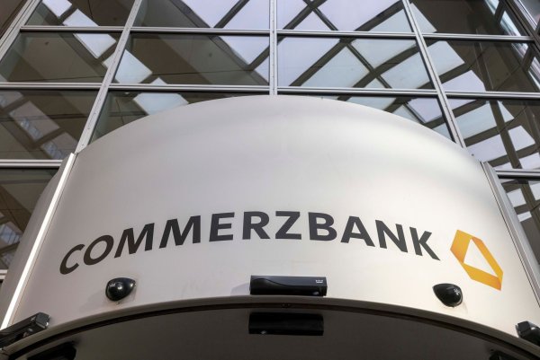 Die Commerzbank will effizienter werden und streicht Tausende Stellen (Archivbild) - © Helmut Fricke/dpa